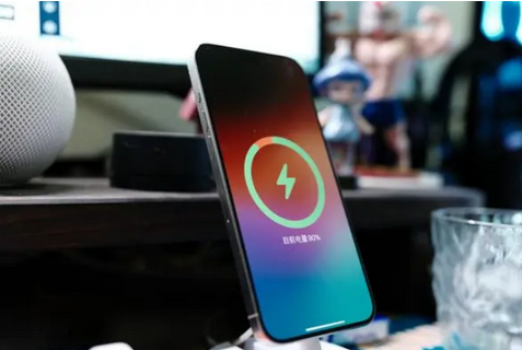 武陵源苹果15换屏服务分享用什么充电器给iPhone15充电更好 